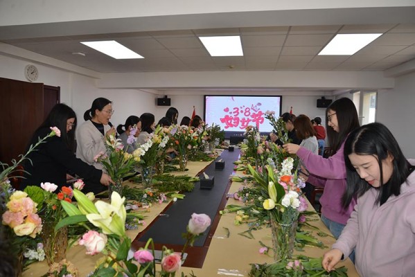 華水集團公司工會舉辦 “春暖花開·詩情花藝”婦女節插花活動
